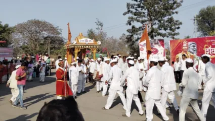 गाव पंढरीच्या मातीतील लोककला जोपासणारं देऊर गाव; ‘इथं’ नाही डॉल्बीचा दणदणाट अन् वेडावाकडा धिंगाणा