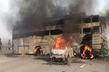 यमुना एक्स्प्रेस वेवर चालत्या बसला आग, कारची मागून धडक; 4 जणांचा होरपळून मृत्यू!