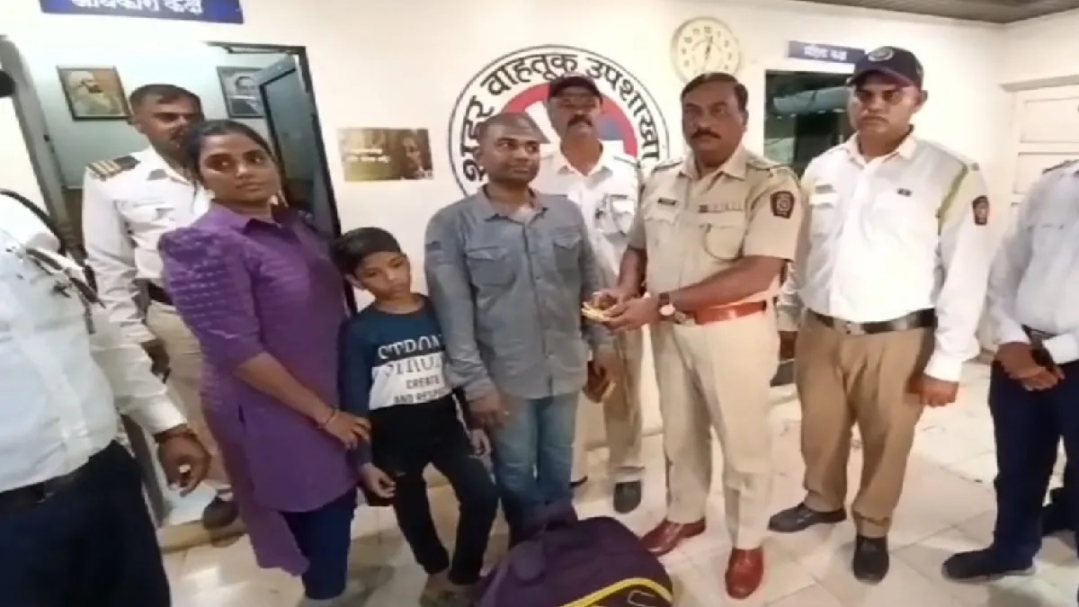 स्टेशन परिसरात आधी डेटोनेटर आता त्या बेवारस बॅगेत आहे तरी काय?