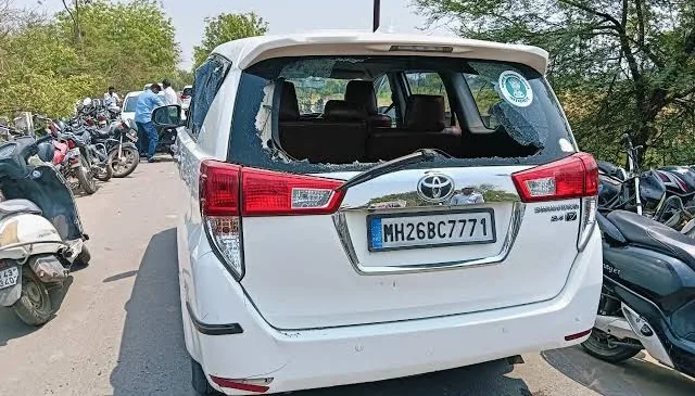 Shiv Sena Mla Balaji Kalyankars Car Vandalized A Tense Atmosphere At The Scene Nrdm