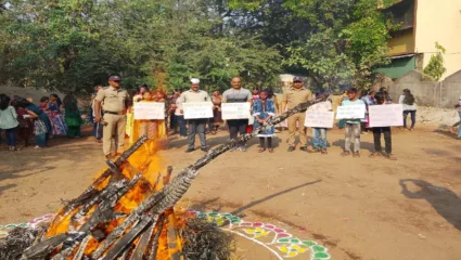 सम्राट अशोक विद्यालयात होळीच्या माध्यमातून मतदार जनजागृती