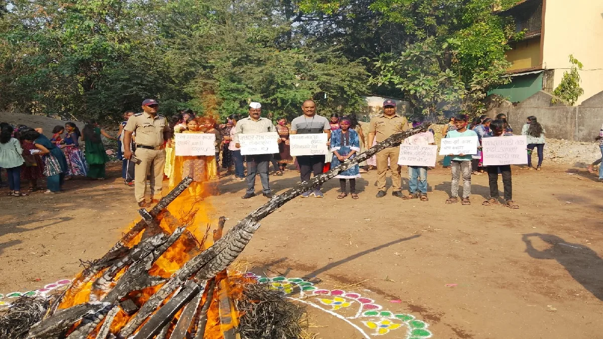 सम्राट अशोक विद्यालयात होळीच्या माध्यमातून मतदार जनजागृती