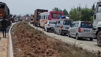 मुंबई गोवा महामार्गावर प्रचंड वाहतूक कोंडी