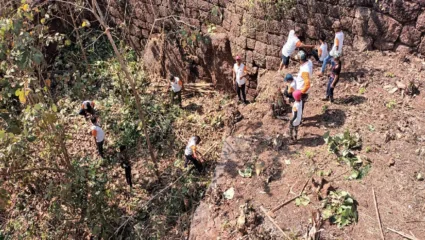 शिवप्रेमीनी घेरा यशवंत गडाच्या बुरुजांना दिला मोकळा श्वास, शिवप्रेमीनी रावबली स्वच्छता मोहीम