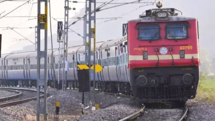 सतत होणाऱ्या रेल्वे अपघातांच्या पार्श्वभूमीवर लोकसभेत अहवाल सादर; ‘निष्काळजीपणामुळेच…’