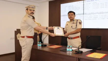उत्कृष्ट तपास करणाऱ्या पोलीस अधिकाऱ्यांचा आयुक्तांच्या हस्ते सन्मान