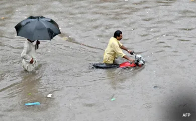पाकिस्तानमध्ये पावसाचा अक्षरश: कहर; रस्तेच गेले वाहून, आत्तापर्यंत 39 जणांचा मृत्यू