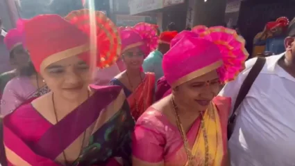 कल्याणमधील स्वागत यात्रेत भाजपच्या सुलभा गायकवाड सोबत ठाकरे गटाच्या उमेदवार दरेकर