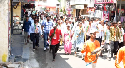 आईच्या प्रचारासाठी मुलगी रेवती सुळे मैदानात; बारामती शहरात पदयात्रेसह मतदारांच्या भेटीगाठी