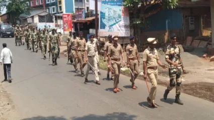 कणकवलीमध्ये फोंडाघाट बाजारात पोलिसांचे संचलन