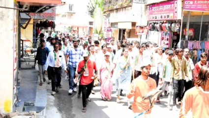 आईच्या प्रचारासाठी मुलगी रेवती सुळे मैदानात; बारामती शहरात पदयात्रेसह मतदारांच्या भेटीसाठी