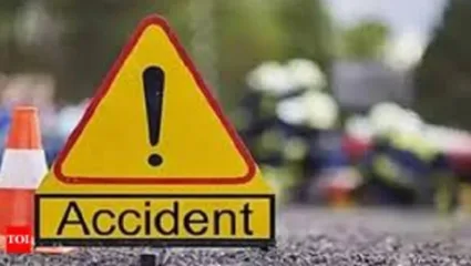 दोन वाहनांची समोरासमोर धडक; 11 भाविक गंभीर, गाडीचा अक्षरश: चुराडा
