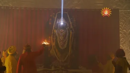 गर्भगृहात सूर्यकिरणांनी उजळलं रामलल्लाचं कपाळ, पाहा सुर्यभिषेकाची मोहून टाकणारी दृष्यं!