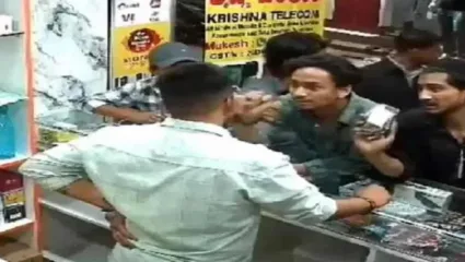 हनुमान चालीसा लावल्याने दुकानदाराला मारहाण, घटनेचा सोशल मीडियावर व्हिडिओ व्हायरल
