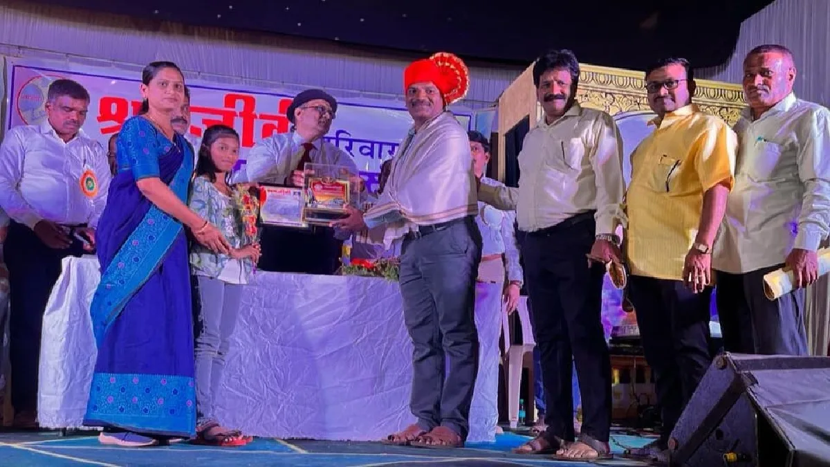 मुख्याध्यापक संतोष हजारे यांना राज्यस्तरीय आदर्श मुख्याध्यापक पुरस्कार प्रदान