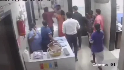 डॉक्टर आणि दोन रुग्णाच्या नातेवाईकांना चावा घेतल्याची धक्कादायक घटना