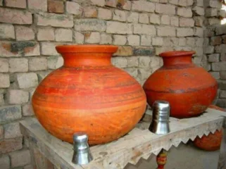 जुना माठ साफ करायचायं मग फोलो करा ‘या’ टिप्स, पाणी राहणार स्वच्छ आणि थंडगार!