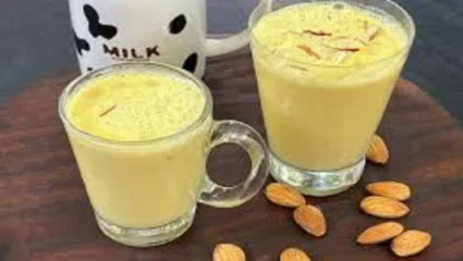 कमजोर नजर सुधारण्यासाठी  दूधात ‘हे’ पदार्थ मिक्स करून प्या, नजर सुधारण्यास होईल मदत