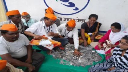 यवतमाळमध्ये निवडणूक अर्ज भरण्यासाठी आणले चिल्लर, चिल्लर पैसे मोजताना कर्मचाऱ्यांची दमछाक