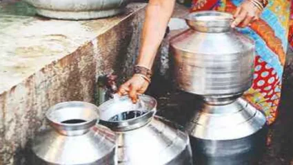 नाशिकमध्ये अघोषित पाणीबाणी, हंडाभर पाण्यासाठीर महिलांची कसरत