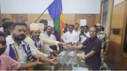 ससूनमध्ये उंदीर चावल्यानं झाला होता रुग्णाचा मृत्यू; वसंत मोरेंनी थेट डीनला दिला पिंजरा भेट