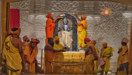 रामनगरी अयोध्या सजली, आज रामलल्लाचा होणार विशेष सूर्याभिषेक!