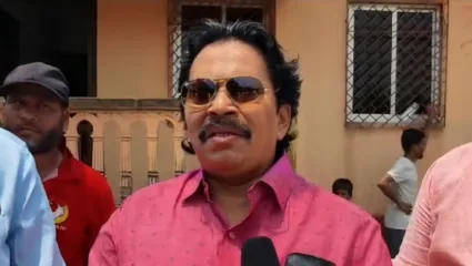 हरकुळ बुद्रुक येथे शिवसेना खासदार विनायक राऊत यांच्या माध्यमातून पत्रे, कौलांचे वाटप