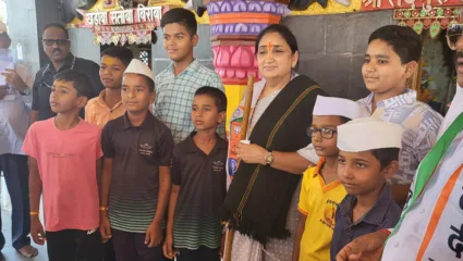 धनगर महिला भगिनींकडून महायुतीच्या उमेदवार सुनेत्रा पवार यांना काठी घोंगडी देऊन सत्कार