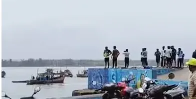 सिंधुदुर्ग-वेंगुर्ले बंदरातून जाणारी बोट उलटली; दोनजण बुडाले