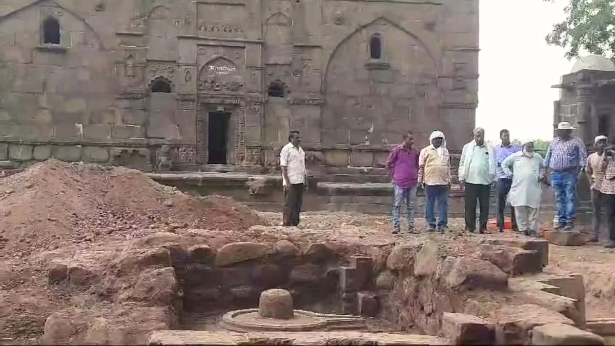 Yadav Kalin Shivmandir Found In Sindkhedraja Buldhana In Front Of King Lakhujirao Jadhav Samadhi Inspection By Archaeological Survey Of India Nrpm