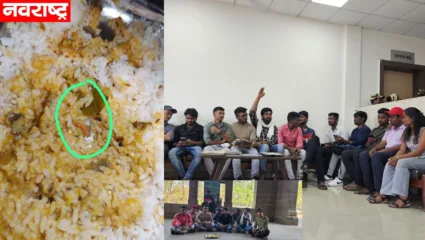 सावित्रीबाई फुले पुणे विद्यापीठातील विद्यार्थ्यांच्या जेवणात अळी; कुलगुरूंच्या कार्यालयाबाहेर जोरदार आंदोलन 