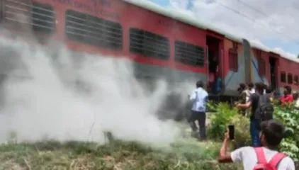 रेल्वेला आग लागल्याच्या भीतीने प्रवाशांमध्ये घबराट; रेल्वेतून उड्या मारून प्रवासी बाहेर