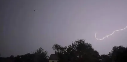 आधीच वादळी वाऱ्यासह मुसळधार पाऊस; आडोशासाठी झाडाखाली थांबले अन् विज कोसळून दगावले