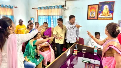 नगराध्यक्षा आणि पदाधिकाऱ्यांमध्ये वाद, कचऱ्याच्या दुर्गंधीवरून नगराध्यक्षांना धरले धारेवर!