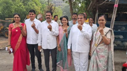 आमदार विश्वनाथ भोईर यांनी कुटूंबासोबत बजावला मतदानाचा हक्क