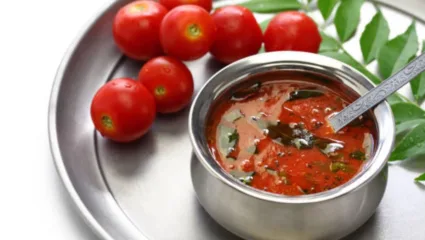 दक्षिण भारतातील प्रसिद्ध पदार्थ लसूण काळीमिरी टोमॅटो रस्सम नक्की बनवून पाहा