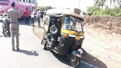 मशवी गावाव्हाळ येथे खाजगी बस आणि रिक्षाचा भीषण अपघात, अपघातामध्ये तिघे जखमी