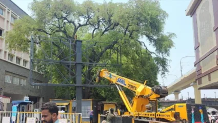 पुण्यात प्रशासन ‘अ‍ॅक्टीव माेड’ वर, आतापर्यंत ३० हाेर्डींगवर हातोडा; तब्बल ‘इतक्या’ जणांना बजाविल्या नाेटीस