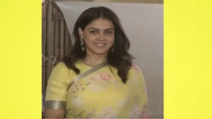 देशमुखांच्या सुनेपुढं मेटगालातील भरजरी फॅशनही फेल; साडी आणि हातात हिरव्या बांगडया घालून असलेल्या जेनेलियाच्या साध्या लूकमधील फोटो पाहाच!