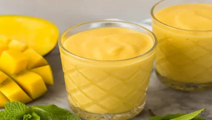 उन्हाळ्यात महागडे शीतपेय पिण्यापेक्षा घरच्या घरी बनवा आंबा अननस स्मूदी, जाणून घ्या रेसिपी