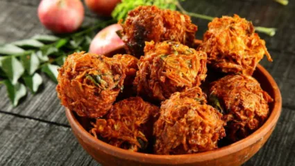 पावसाळ्यात झटपट बनवा कुरकुरीत पोह्यांची भजी, वाचा सोपी रेसिपी