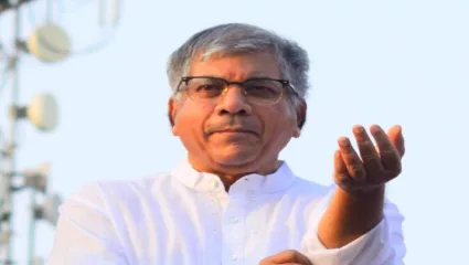 शेतकऱ्याच्या खिशातून लाख काढतात आणि देतात किती बारा हजार – प्रकाश आंबेडकर