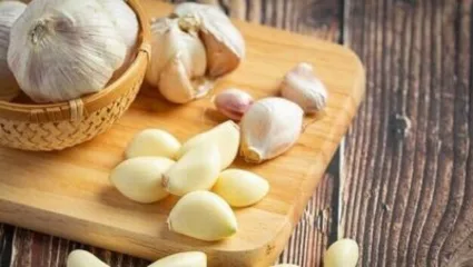 तासनतास सोलताय लसूण? आता झटक्यात होतील पाकळ्या मोकळ्या वापरा की क्लृप्ती