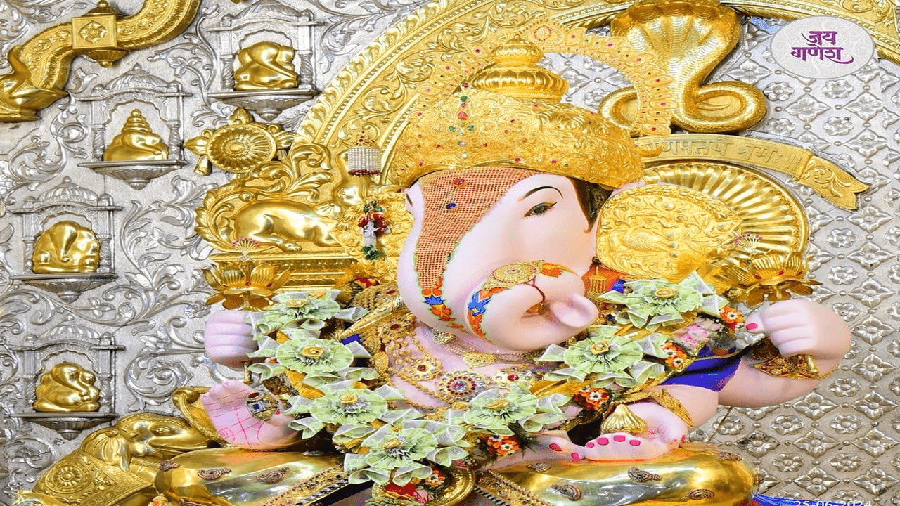 श्रीमंत दगडूशेठ गणपती बाप्पाला  सोन्याच्या दागिन्यांनी सजविण्यात आले आहे. 
