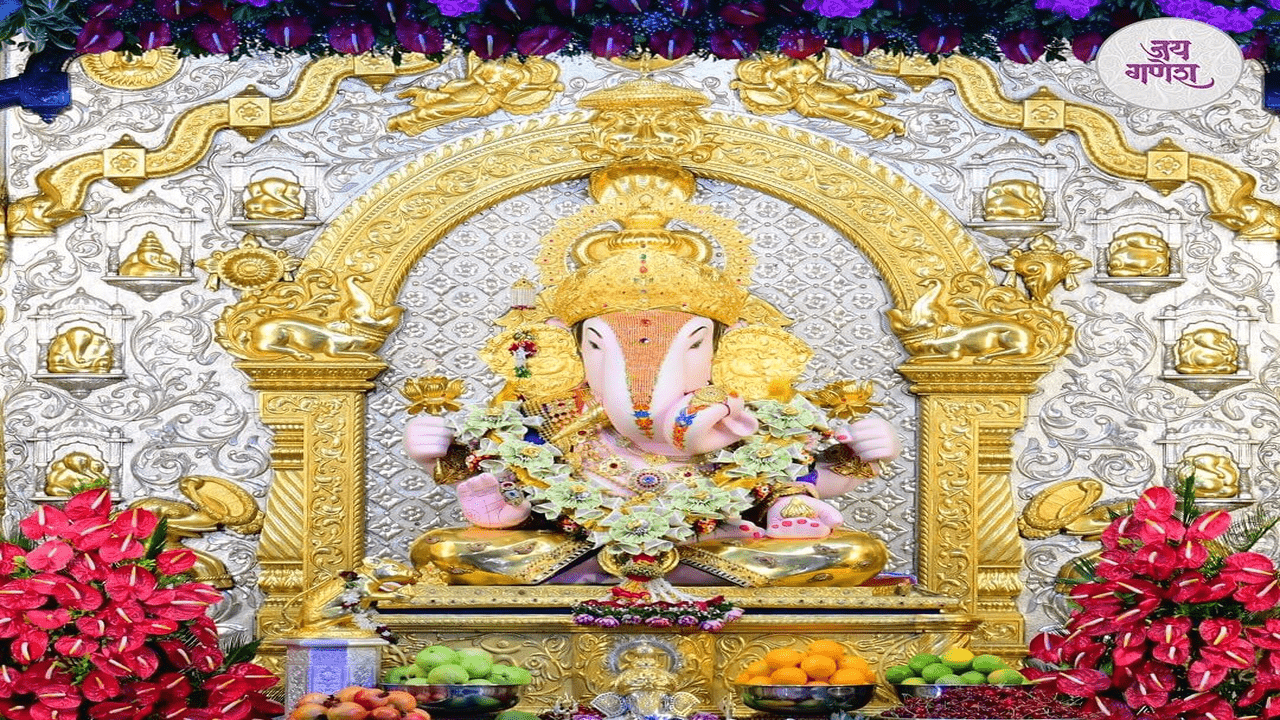 अंगारकी संकष्टी चतुर्थीनिमित्त श्रीमंत दगडूशेठ गणपती मंदिराचा गाभारा सजवण्यात आला आहे. 