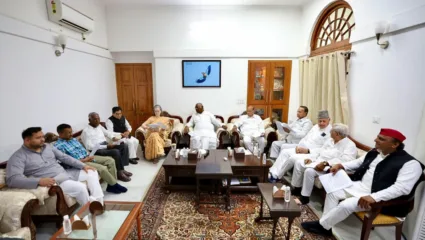 इंडिया आघाडीमध्ये मोठ्या घडामोडी; मतदानानंतर खर्गेंच्या घरी सर्व नेते उपस्थित; वाचा नेमकं काय घडलं