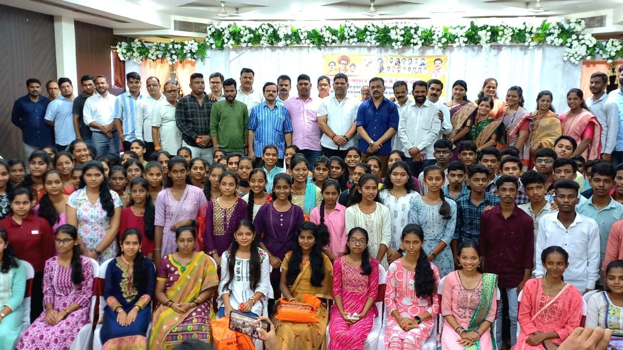 आमदार वैभव नाईक यांच्यावतीने कुडाळ तालुक्यातील विद्यार्थ्यांच्या गुणगौरव सोहळा