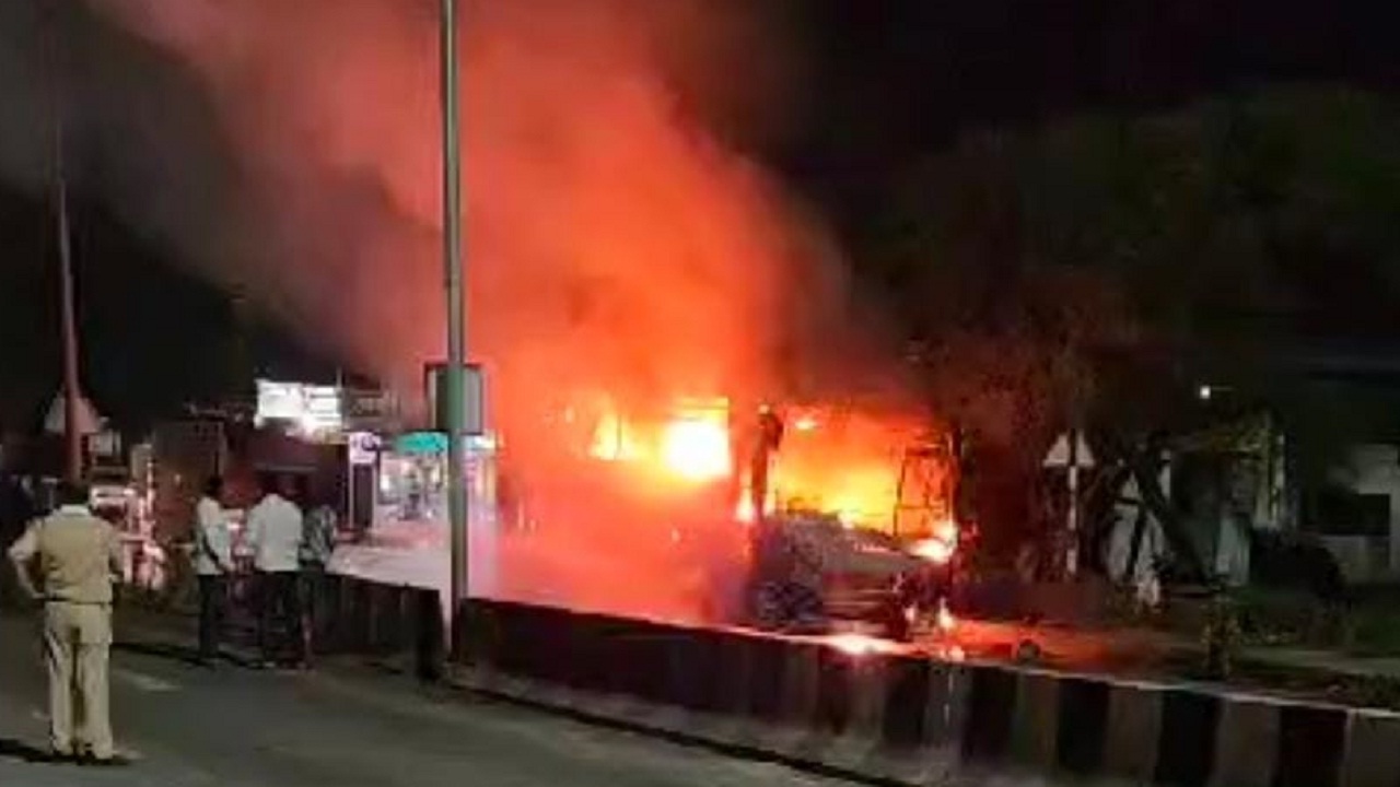 A Private Bus Caught Fire Thrill At The Mehkar Phata Of Buldhana Nrdm