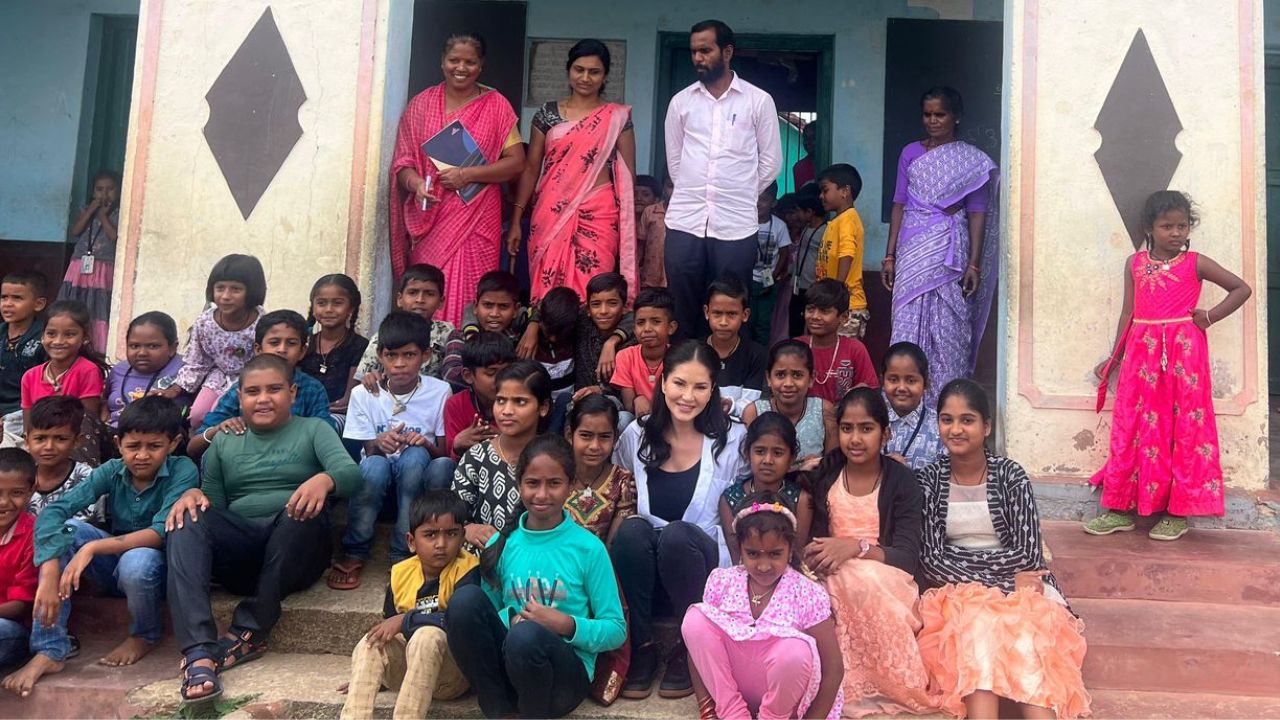 सनी लिओनीने कर्नाटकात तिच्या पुढच्या चित्रपटाचे शूट करून ग्रामीण शाळेला दिली भेट!