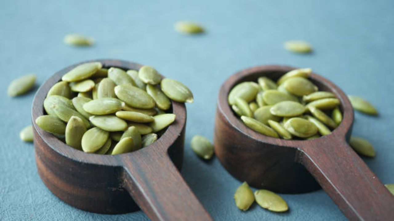 भोळ्याच्या बियांपासून तुम्ही चटणी देखील बनवू शकता. यासाठी भोळ्याच्या बिया हलक्या तळून घ्या. नंतर त्यात हिरव्या मिरच्या, लसूण बारीक करून घ्या. यामध्ये लिंबाचा रस टाकून मिक्स करा. अशा पद्धतीने तयार करा भोपळ्याची चटणी. 